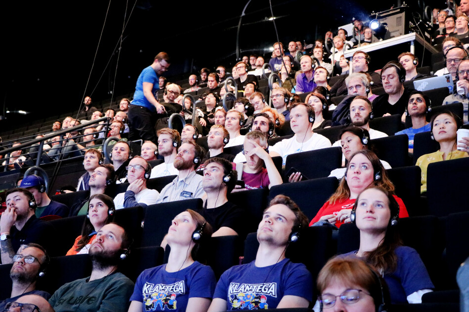 Neste JavaZone blir ikke sånn her, slik som på Overflow-salen under JavaZone 2019. Men på en måte litt, nå som foredragene strømmes direkte under årets JavaZone VR. Og på JavaZone 2020 i 2021 håper de å være tilbake igjen i Oslo Spektrum. 📸: Ole Petter Baugerød Stokke