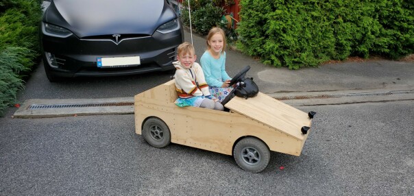 Barna til Arne-Morten Danielsen er strålende fornøyde - som seg hør og bør, med tanke på all jobb pappaen deres har lagt ned. 📸: Privat