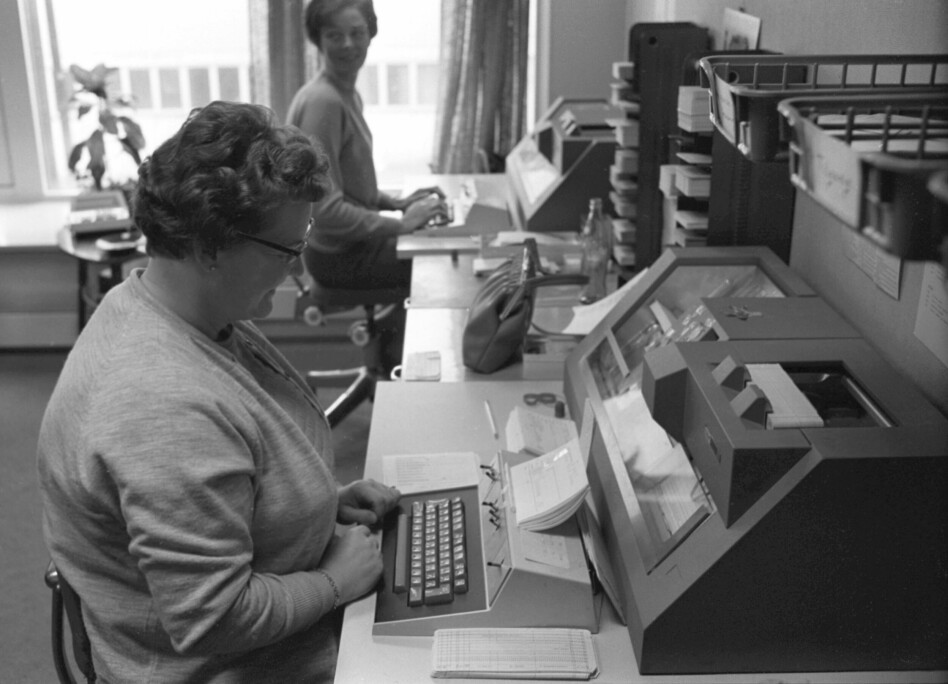 'Oslo, mai 1969.
Den Norske Bokklubben sender hver måned ut vel 80.000 bøker. Fra en beskjeden start i 1961 har klubben nå vel 100.000 medlemmer.
Her fra dataavdelingen, hvor de benytter hullkort for holde rede på alle medlemmene' skriver NTB Scanpix. 📸: Per Ervik / Aktuell / SCANPIX