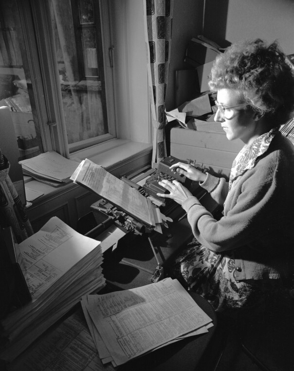 'Oslo, 1953. Norsk Gallup Institutt foretar meningsmålinger og overfører svar-skjemaene til hullkort. Her behandler Aase Nilsen opplysningene ved punche dem inn på hullkortene' skriver NTB Scanpix.
📸: Aktuell / NTB Scanpix
