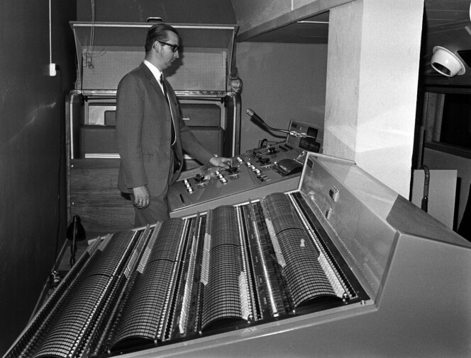 'Oslo, 1968. Den Norske Opera har brukt sommerferien til å installere nytt scenelys. Når lyset er satt til en forestilling, blir opplysninger om lysstyrke og farge kodet inn på hullkort på en IBM-datamaskin som er bygget om for å styre lysanlegget på teateret. Her overlysmester Edgar Schwuchow ved kontrollpulten for det nye data-styrte lysanlegget' skriver NTB Scanpix. 📸: NTB Scanpix