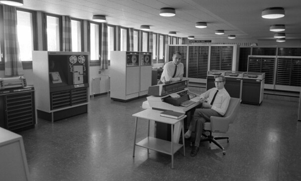 'Oslo, 1967. En datamaskin på Universitetet i Oslo skal sørge for at tidenes kjappeste valgresultat for kommunevalget foreligger, og kan presenteres på TV-skjermene i de tusen hjem. Datamaskinen, en Controll Data 3300 produsert i Minneapolis, kom til Oslo med eget fly, kostet 5,1 millioner i innkjøp og en kvart million årlig i drift. Beregnet levetid som hovedmaskin for Univeristetet: fem år. I Norge finnes det fem slike datamaskiner i 1967, og ca 140 datamaskiner totalt.
Her datamaskinen, som fyller et helt rom. Personene på bildet er trolig daglig leder Per Ofstad og programmerer for valg-opplegget Arvid Amundsen' skriver NTB Scanpix.
📸: Ivar Aaserud / Aktuell / NTB Scanpix
