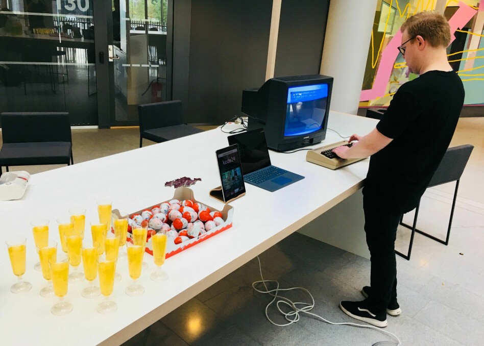 Fagredaktør Jørgen Jacbosen gjør klar Commodore 64-en for kode24s lanseringsfest på Aller-huset, for nøyaktig to år siden. 📸: Ole Petter Baugerød Stokke