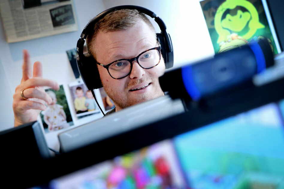kode24s fagredaktør Jørgen Jacobsen skravler og gestikulerer på live-innspilling av podcasten kode24-timen. 📸: Ole Petter Baugerød Stokke