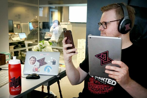 Jørgen var rimelig fornøyd da vi endelig fikk kode24-klistremerker. De har vært med oss siden, og denne uka har vi sendt dem ut til både Patreon-støttespillere og Kodeløkka-vinnere. 📸: Ole Petter Baugerød Stokke