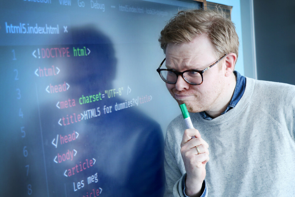 Jørgen blir forvirra av HTTP-headere. Som ikke er det samme som head-taggen i denne HTML-koden. 📸: Ole Petter Baugerød Stokke