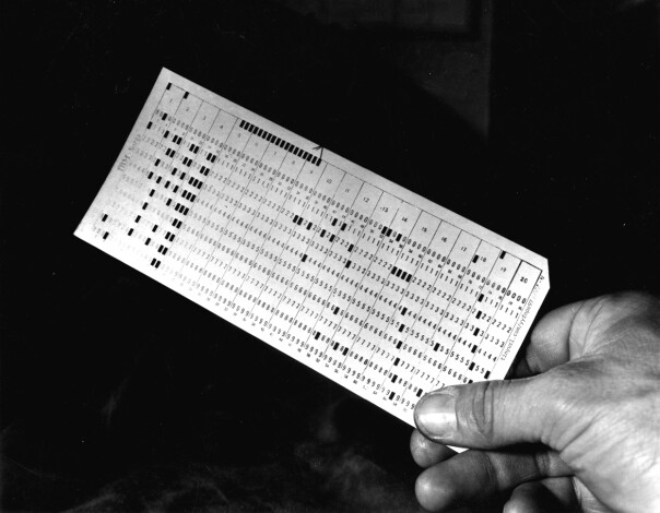 OSLO 1953: Norsk Gallup Institutt foretar meningsmålinger og overfører svar-skjemaene til hullkort, den tidlige utgaven av databehandling. Her ett av hullkortene.
Foto: Aktuell / Scanpix