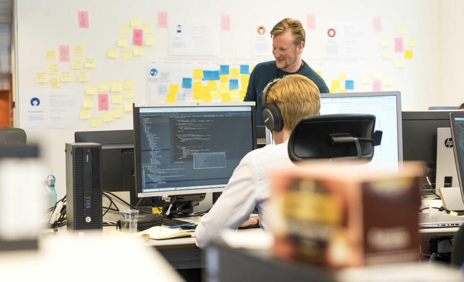 - Vi så tidlig at vi kunne få god nytte av en del script og verktøy vi hadde laget. Ledelsen så også at dette hadde potensiale til å bli god investering, så dermed ble vi verktøymakere i tillegg til utviklere, forteller Vidar Moe i SpareBank 1. 📸: SpareBank 1