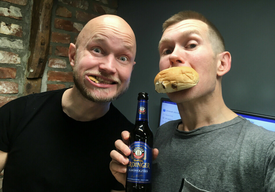 Erling Hamsø og Anders Ekkje Slettebø spiser boller og prater om universell utforming på podcasten Ubrukelig. Denne uka snakker Slettebø om samme tema på kode24-timen, også. 📸: Privat
