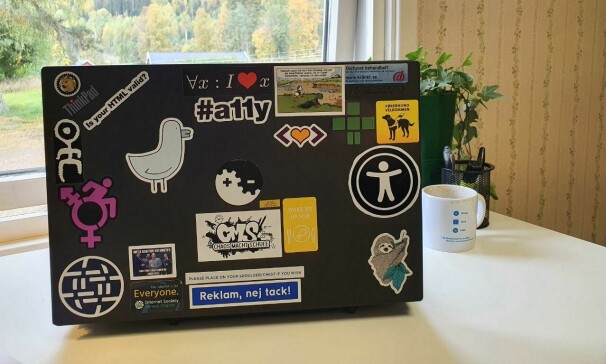 Det er lett å se interessene til Brodwall fra klistremerkene på arbeidsmaskinen. 📸: Privat