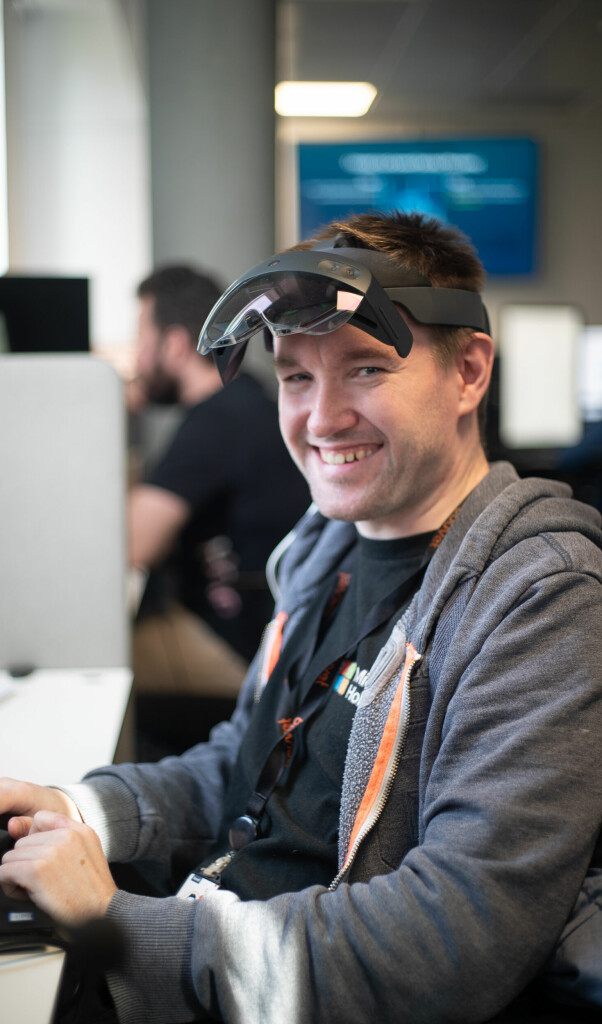 Konsuelt Øyvind Sørøy med Hololens 2. Øyvind har bakgrunn fra spillindustrien, og har blant annet jobbet på FIFA- og Sims-seriene. Nå jobber han med såkalt Mixed Reality i Bouvet. 📸: Kay Tomas Fagervik Bertheussen / Bouvet