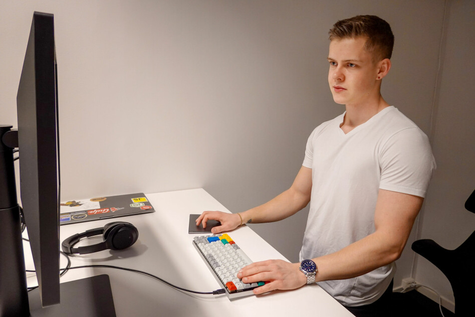 Maximilian Øystå Lloyd har nettsider ute i produksjon som er laga med både Vue og Nuxt samt React og Gatsby. Her sammenlikner han opplevelsen med de to. 📸: Privat