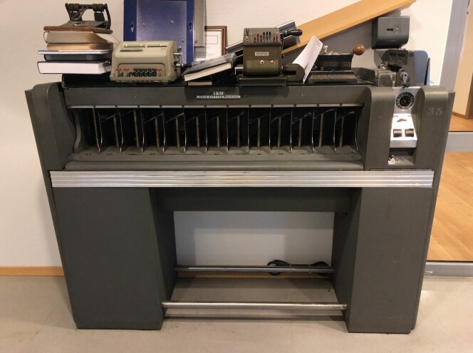 IBM-maskin som ble brukt til å sortere hullkort til programmering av blant annet DSF. Fra NAV sitt teknologimuseum. 📸: Privat