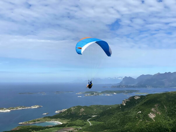 - Når jeg ikke trener eller spiller bassgitar, så finner du meg et sted på himmelen under paraglideren.
