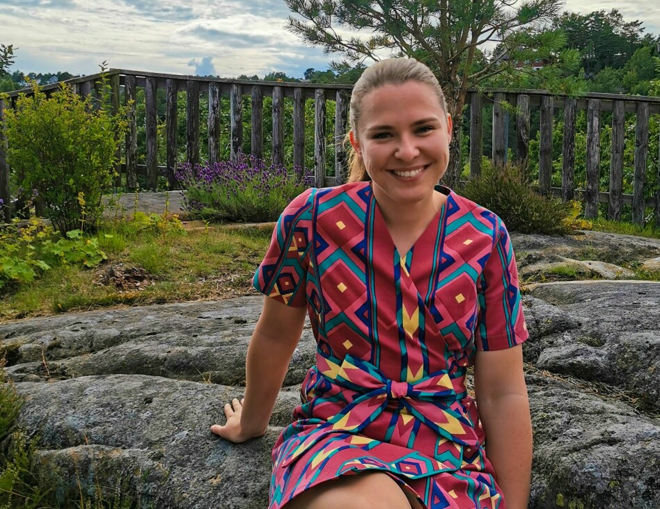Ragnhild Aalvik jobber som utvikler i Bekk, nå på oppdrag hos Vy. Hun har master i programmeringsspråk-teori, og er over snittet opptatt av nettopp den slags. Og sying. Denne kjolen har visst vært en gardin. 📸: Privat