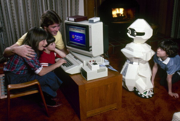 BĂ„de unge og gamle elever og avanserte roboter ved Toms Kodeskole koser seg med oppgavene. đž: Granger / REX / Shutterstock / Toms Hosting