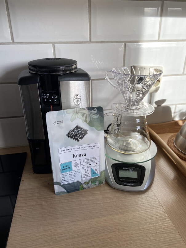 - Det forsvinner ikke lenger så mye tid på lange lunsjpauser og samtaler ved kaffetrakteren, sier Ukas Koder, som nå lager egen kaffe på hjemmekontoret. 📸: Privat