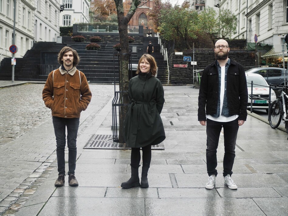 Utvikler Andreas Naustdal, designer og interaksjonsdesigner Camilla Jensen og tech lead Thomas Lie-Gjeseth i Netlife har, sammen med Anna Torgersen, Øyvind Storli Hoel og Irmelin Bergh, laga verdensviktigstemål.no. 📸: Julia Rahlff / Netlife