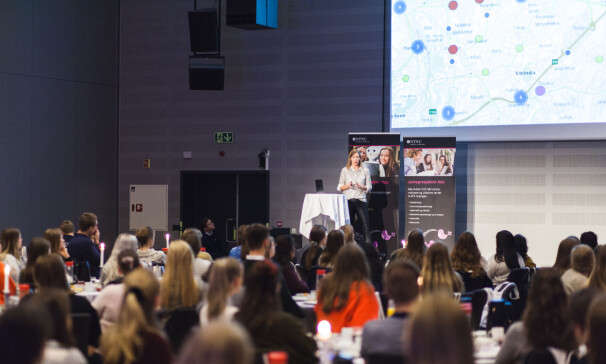 Astrid Undheim presenterer for Telenor på 'Jenter i AI'-arrangementet til BRAIN NTNU i 2019. 📸: Privat