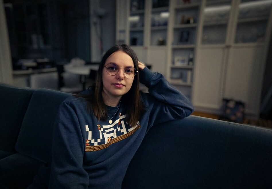 Linn Haviken jobber som IOS-utvikler i Shortcut, for tida fra sofaen. 📸: Privat