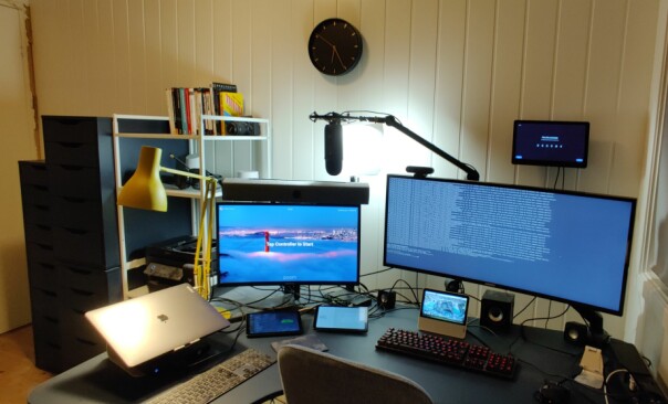 - Bilde av kontoret mitt. Har ekstra mic og webcam for møter som ikke er på Zoom. 34 tommer 21:9-skjerm
for utvikling, og mindre skjermer for video bar-output, forteller Stian Stryni. 📸: Privat