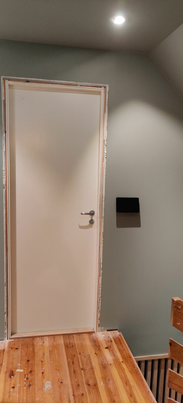 - Utenfor kontoret har jeg montert Neat Pad Scheduling
Display så kona mi kan se om jeg er i møter før hun
braser inn. Vi driver og pusser opp, så ikke helt i mål
med PoE-kabelen i veggen, men alt ligger klart! lover Stian Stryni. 📸: Privat