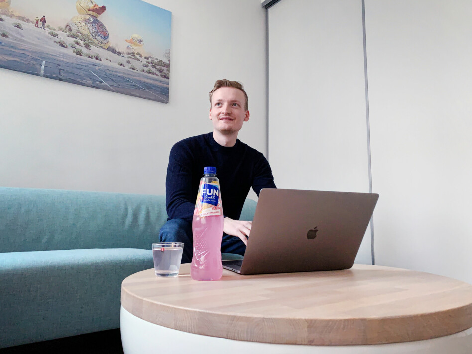 Pontus Edvard Aurdal jobber vanligvis med IoT i Telenor, men på kveldene er han over snittet opptatt av saft. - Jeg rakk ikke å eksponere meg til FJB-markedet, så det fikk bli en 'Sassy Pink Lemonade', forteller han om bildet uten Julebrus-saft. 📸: Privat