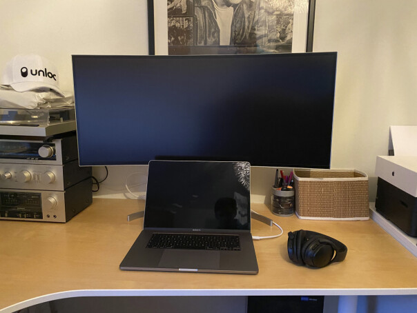 Hjemmekontoret til Aksel Dybdal tyder på at han er glad i musikk. Og Unloc-capser. 📸: Privat