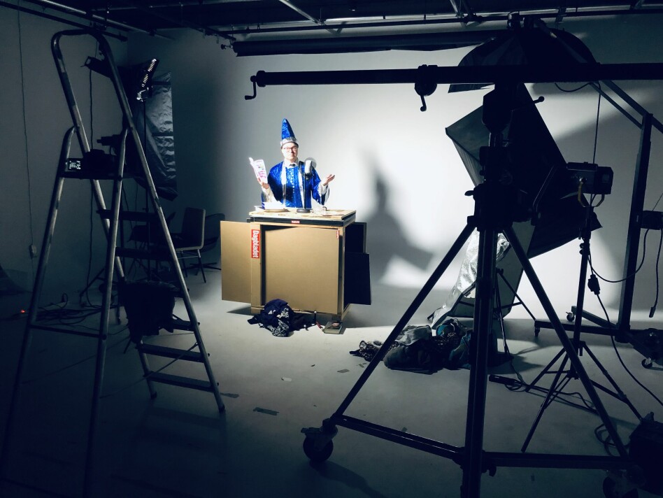 Vi gjør ting sjælv i kode24-timen. Tar promobilder, for eksempel, som coverbildet vårt med Jørgen i trollmann-kostyme og meg med pipe. 📸: Ole Petter Baugerød Stokke