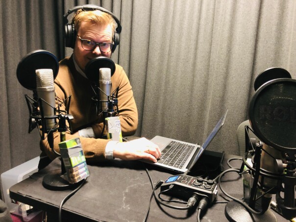 Jørgen hadde ikke alltid stålkontroll som kode24-timens lydmann da vi tok opp i studio pre korona, men det trengte han heller ikke ha - vi bare tulla det vekk. 📸: Ole Petter Baugerød Stokke
