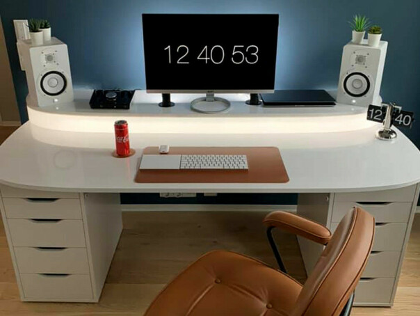 Har du vært på Reddit-en 'battlestations' skjønner du hva vi mener med navnet - her er det IKEA-reoler oppå store bordplater, overdimensjonerte musematter og kule lyseffekter - akkurat etter oppskriften.