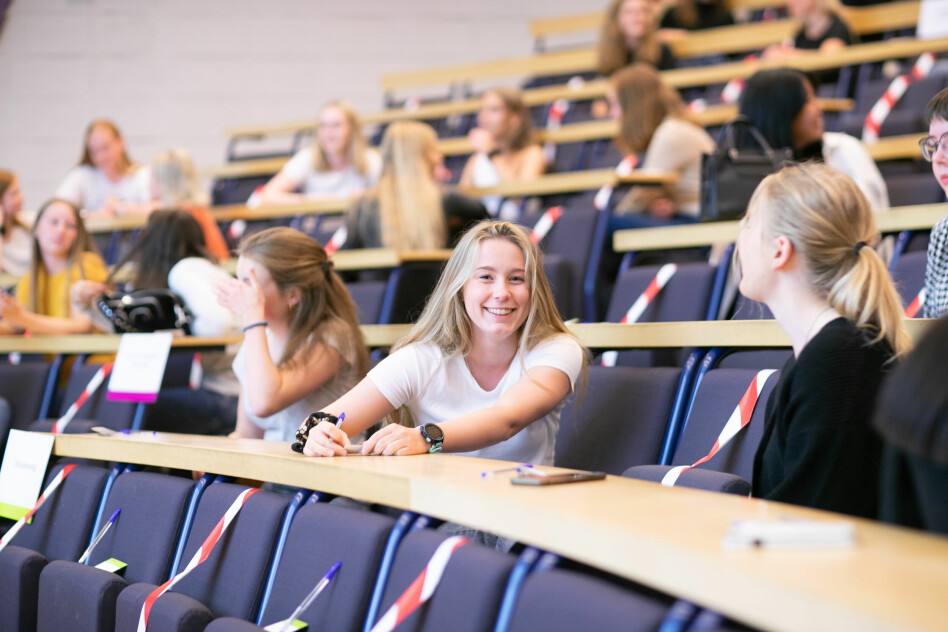 Å ha en utdanning vil nok aldri være noen ulempe, men mange norske arbeidsgivere sier nå at de er åpne for å ansette selvlærte utviklere. Her fra 'Velkomstdag for jenter 2020' på Fakultet for informasjonsteknologi og elektroteknikk ved NTNU. 📸: NTNU