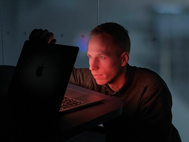 CTO Håvard Fossli i Agens titter inn i det nye året, Craig Federighi-stil. Det ser... lyst ut? 📸: Privat