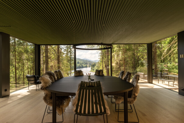 - Agens lanserte Laagen i juni, en fysisk naturresort som er spesialdesignet for designsprinter og workshops. Laagen består at en tretopphytte, fem glasscontainere og en hub med panoramautsikt mot skog og elv. Agens benytter Laagen til interne prosesser og møter sammen med kunder og samarbeidspartnere, forteller Håvard Fossli. 📸: Christian Lunde / Agens