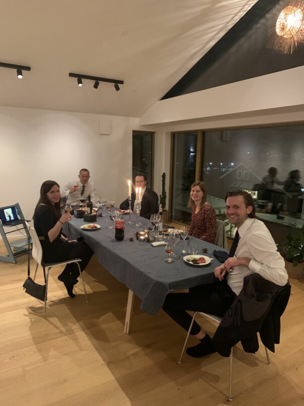 - Vi laget maten sammen og hadde skjermer tilgjengelig slik at vi kunne sende bilder og små videosnutter mellom de forskjellige lokasjonene, forteller Blank-CTO Erlend Oftedal om årets julebord. 📸: Privat