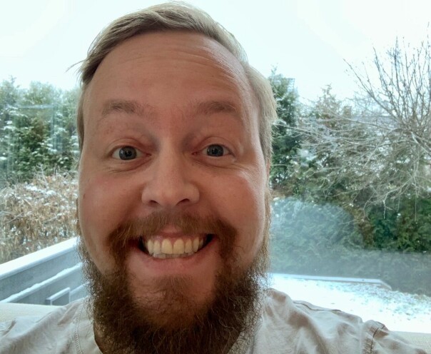 Kristofer Gilvedt Selbekk jubler fra hjemmekontoret. 📸: Privat