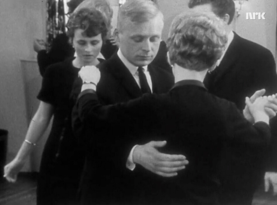 Her ser du Oslo-studenter på deres 'databall' i 1967. Danseparene ble satt sammen basert på hva de svarte datamaskinen på forhånd, og er sånn sett en av forløperne til moderne nettdating. 📸: NRK