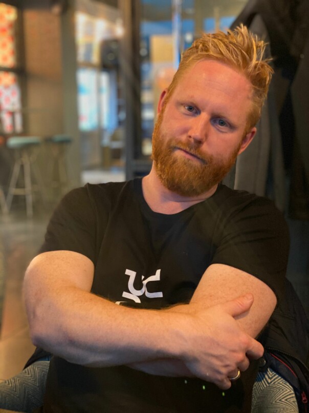 Kenneth Leine Schulstad liker å kode når det regner. 📸: Privat