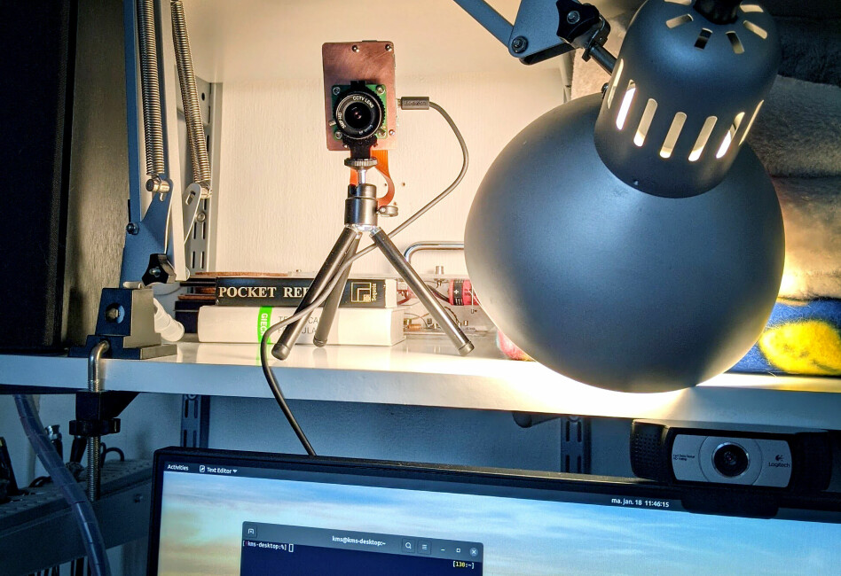 Her ser du webkameraet til Karl-Martin Skontorp, som består av en kameramodul kobla til en Raspberry Pi. Han er ikke alene om å ha en Reodor Felgen-aktig kameraløsning blant norske utviklere. 📸: Privat