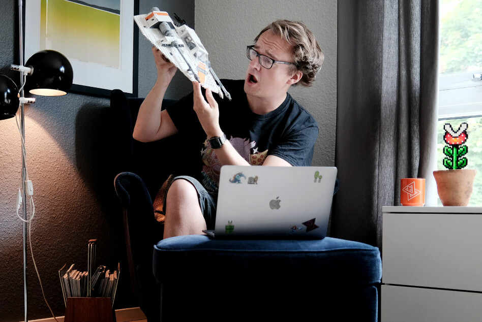 Skal jeg skape noe nå for tida, bygger jeg kanskje litt Lego. Aller helst ser jeg bare på TV. For å lage nettsider, det klarer jeg i alle fall ikke. 📸: Ole Petter Baugerød Stokke