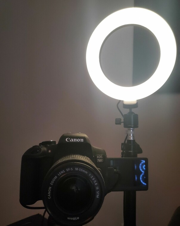 Martin Sælebakke har kobla på et Canon-speilrefleks-kamera, og kjøpt seg et billig ringlys. 📸: Privat