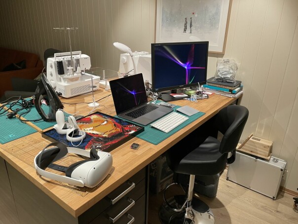 - Veldig imponert over kvaliteten og opplevelsen så langt, sier Vegard Gamnes om de nye Oculus Quest 2-VR-brillene sine. 📸: Privat