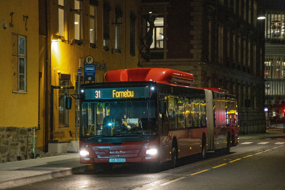 31-bussen på til Fornebu gjennom Oslo - to av stedene med den aller høyeste snittlønna for utviklere i Norge. 📸: Terje Bendiksby / NTB