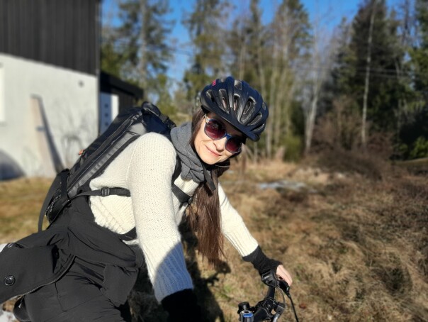 Ann-Karin Kihle sykler til ferja, som tar henne til jobben i Oslo. 📸: Privat