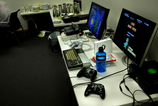 Hackathon var også en god arena for sosialisering og hygge, for eksempel med en runde TV-spilling? 📸: Jørgen Jacobsen