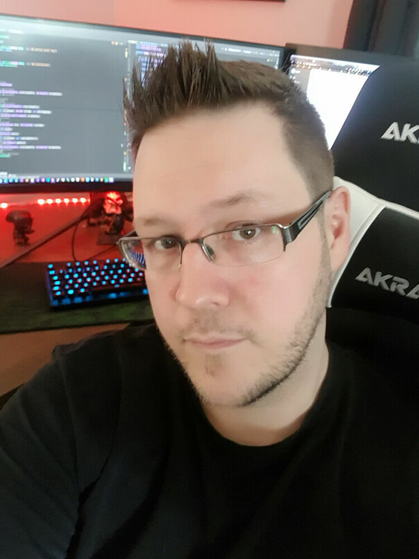 Thomas Kristiansen hos Electronic Gaming Systems AS har ikke fått arbeidshverdagen snudd på hodet av korona, slik mange andre har. 📸: Privat