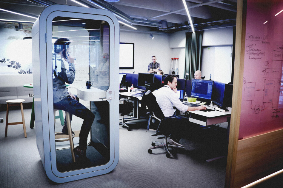 Ser det fristende ut å sitte i et åpent landskap igjen? Og kanskje måtte gå inn i et bur for å ta en telefon? Her fra Storebrands lokaler i slutten av 2018. 📸: Ole Petter Baugerød Stokke