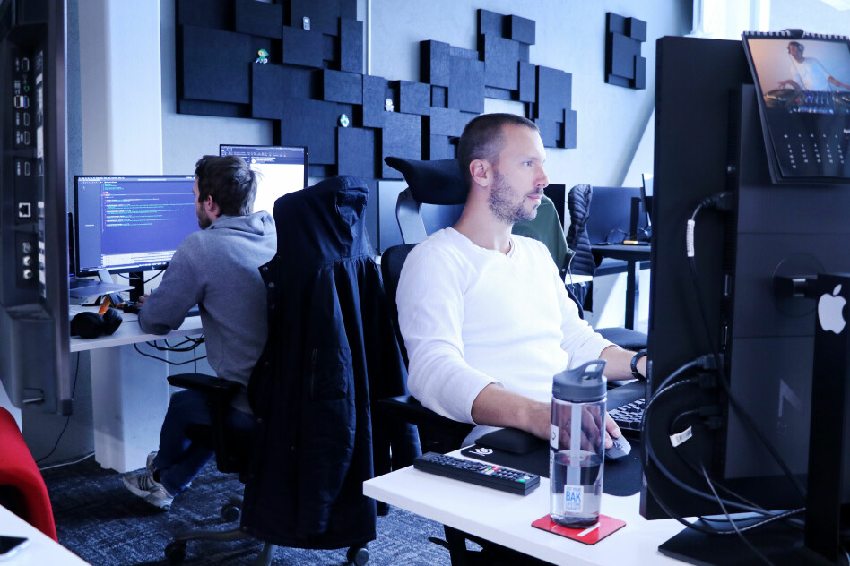 Om du jobber som backend-, fullstack- eller frontend-utvikler kan ha mye å si på lønna di, viser tall fra kode24. Her fra TV 2 Sumo sin utviklingsavdeling i Bergen, lenge før korona. 📸: Ole Petter Baugerød Stokke