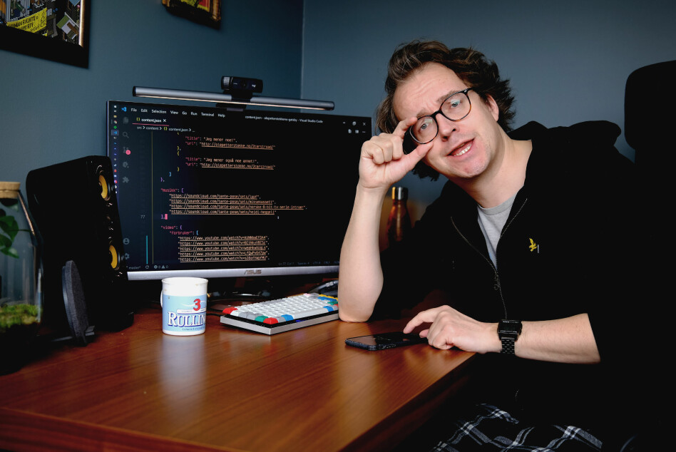 Her sitter jeg, i pysjbuksa, og lager nettsider med data fra en JSON-fil, som en annen idiot. Men hvorfor ikke? 📸: Ole Petter Baugerød Stokke