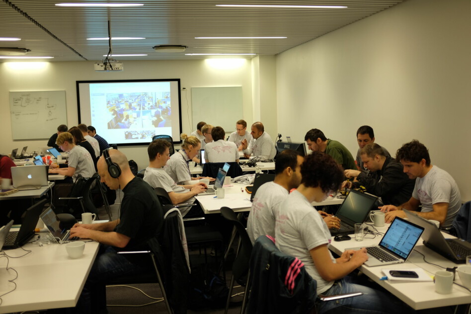 Å se så mange kodere i ett rom fremkaller en romantisk nostalgi i 2021. Legg merke til at til og med teamet i India var med på hackathon via Google Hangouts. 📸: Jørgen Jacobsen
